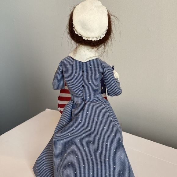Byers' Choice Colonial Woman Holding American Flag - 2002 - Picture 7 of 10